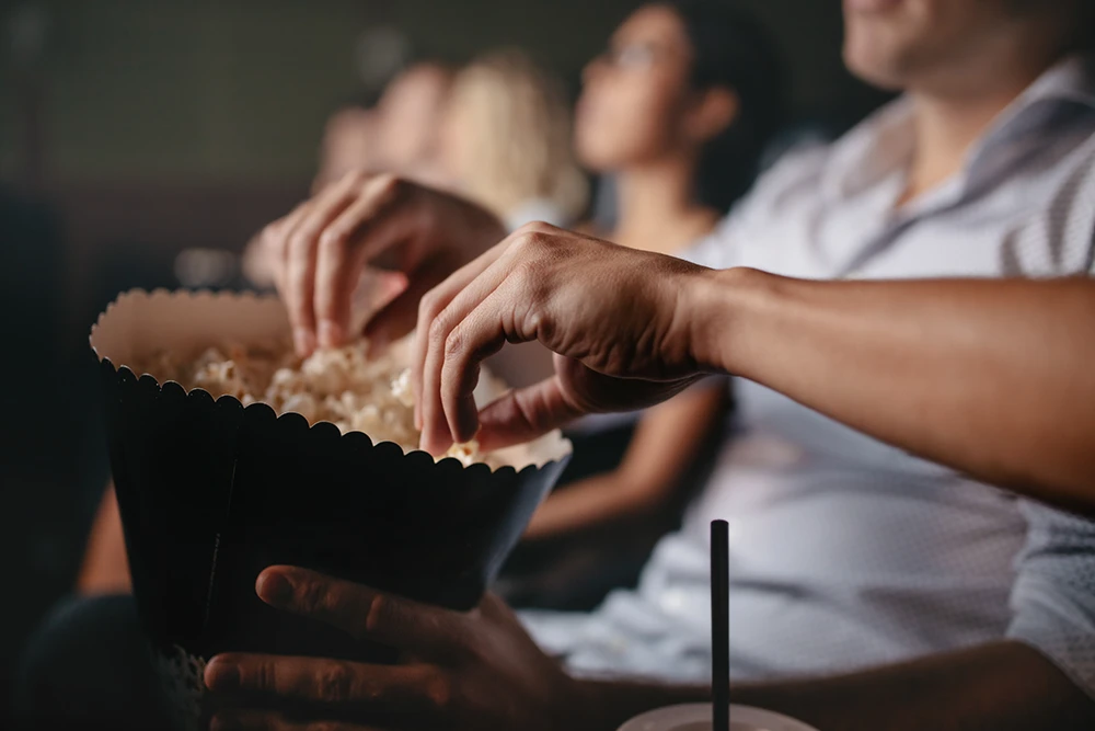 young-people-eating-popcorn-in-movie-theater-2022-02-02-05-06-52-utc Obonjan
